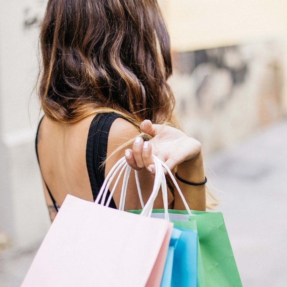 LIVE UNLISTED WOMEN'S CLOTHING SHOW 12/6 - Picture 1 of 1